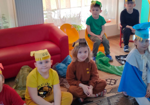 Smoki: Czerwony, Żółty, Zielony, Niebieski, Brązowy i Czarny uczą dzieci, jak nalezy prawidłowo segregować śmieci.