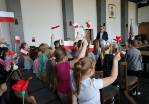 Przedszkolaki podczas śpiewania piosenki patriotycznej.