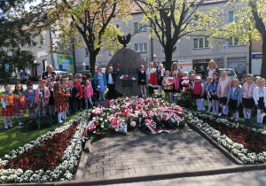 Złożenie kwiatów i flag pod pomnikiem Konstytucji 3 Maja.