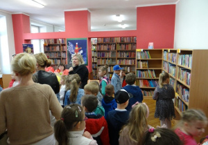Przedszkolaki zwiedzają dział książeczek dla dzieci.