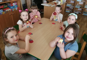 Dzieci z grupy Promyczków podczas degustacji jabłek.