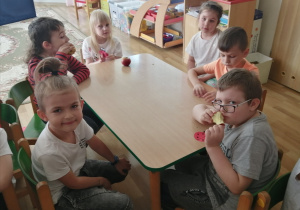 Dzieci z grupy Promyczków podczas degustacji jabłek.