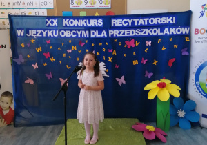 Hania recytuje swój konkursowy wierszyk i śpiewa piosenkę.