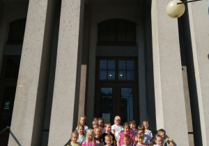 Dzieci z grupy Promyczki przed wejściem do teatru.