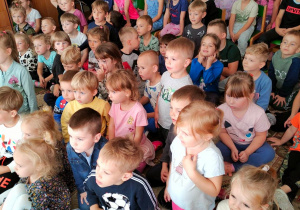 Dzieci tęskniły za panem Witkiem, dlatego z uwagą oglądają muzyczny koncert.