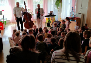 Dzieci tęskniły za panem Witkiem, dlatego z uwagą oglądają muzyczny koncert. Pan Witek zawsze przyjeżdża z muzykami łódzkiej filharmonii.