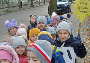 Nasze Jagódki podczas happeningu, jedno z dzieci trzyma słoneczko z napisem Dzień Życzliwości.