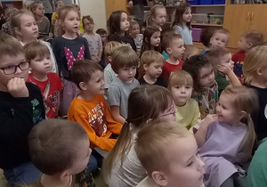 Przedszkolaki z zainteresowaniem słuchają koncertu.