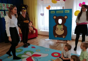 Miś i jego pomocnice podczas wspólnych zabaw z dziećmi.