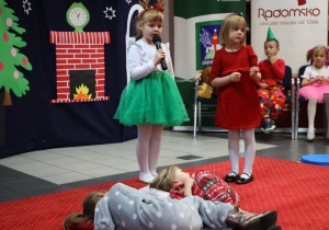 Iga i Maja podczas przedstawienia "Noc Świętego Mikołaja".