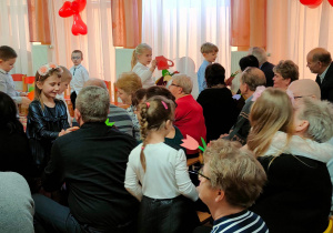 Babcie i Dziadkowie podczas wręczania laurek przez wnuczęta z grupy 5,6-latków.