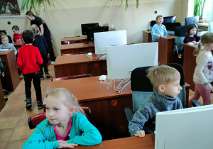W sali informatycznej dzieci próbowały swoich sił w grach edukacyjnych na komputerach.