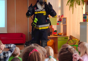 Dzieci miały okazję zobaczyć pełen ubiór, w którym strażacy biorą udział w akcji gaszenia pożarów.