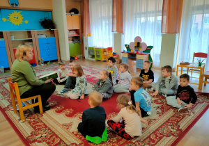 5,6 latki w skupieniu słuchają czytanej przez naszego gościa bajki.