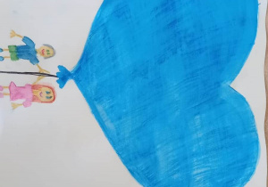 Praca Zuzi G. Dwoje dzieci, chłopczyk i dziewczynka trzymają razem błękitny, duży balonik.