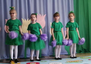 Dziewczynki z grupy 6-latków podczas wiosennego tańca.