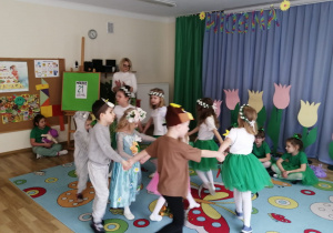 Dzieci witają Wiosnę i żegnają Zimę podczas tańca w kole.