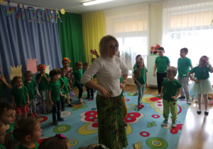 Przedszkolaki i pani Grażynka podczas zabawy przy piosence "Krecik"