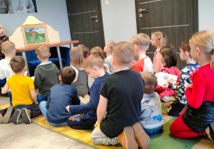 5,6 latki oglądają teatrzyk sylwetowy pt. "Brzydkie kaczątko."