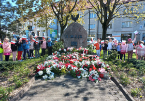 Pamiątkowe zdjęcie przy pomniku upamiętniającym uchwalenie Konstytucji 3 Maja.