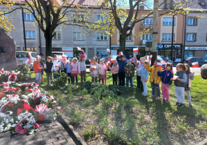 Dzieci z grup: "Słoneczka" i "Jagódki" przy pomniku upamiętniającym uchwalenie Konstytucji 3 Maja.