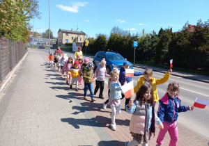 Dzieci maszerują ulicami naszego miasta.