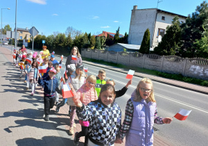 Dzieci podczas happeningu maszerują ulicami naszego miasta.