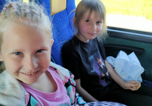 Hania z Lilą na swoich miejscach w autokarze podczas podróży do Łodzi.