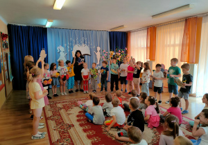 Dzieci trzymają sylwety zwierząt występujących w bajce, pod tytułem "Opowieści Małej Gwiazdeczki", czytanej przez pisarkę.