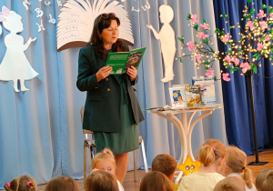 Pisarka czyta dzieciom kolejny fragment opowiadania.