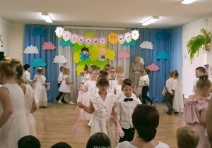 Korowód przedszkolaków tańczących poloneza.