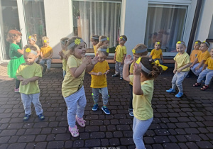 Maluszki z grupy Słoneczka tańczą na tarasie.