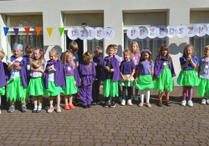 Nasze Jagódki śpiewają hymn przedszkola nad nimi napis Dzień Przedszkolaka.