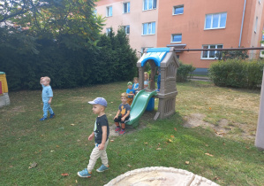 Dzieci podczas zabaw w ogrodzie przedszkolnym.