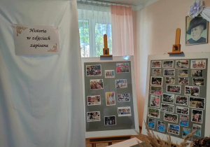 Tablice ze zdjęciami przedszkola i jego absolwentów na przełomie 70-lat istnienia przedszkola. Na ścianie widoczny portret patronki Marii Konopnickiej.