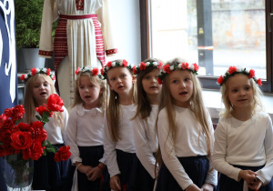 Dziewczynki w pięknych biało-czerwonych wianuszkach śpiewają piosenkę o naszej ojczyźnie.