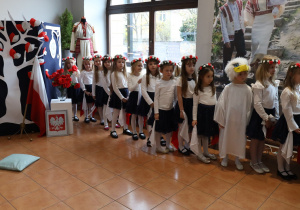 Dziewczynki w pięknych biało-czerwonych wianuszkach śpiewają piosenkę o naszej ojczyźnie.