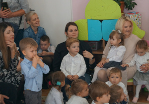 Maluszki, rodzice i pani Grażynka podczas uroczystości Pasowania na przedszkolaka.