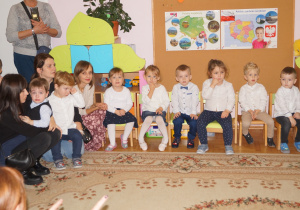 Maluszki i rodzice podczas uroczystości Pasowania na przedszkolaka.