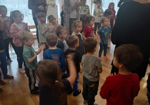 Wspólna zabawa przedszkolaków do piosenek o tematyce związanej z Dniem Pluszowego Misia.