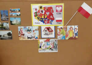 Tablica edukacyjna w maluszkach, a na niej wszystkie plakaty, które ucza o naszej ojczyźnie: godło, flaga, mapa Polski, dom, rodzina, widokówki przedstawiające znane miejsca w Radomsku.