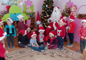 Dzieci z grupy Słoneczka razem z Mikołajem.