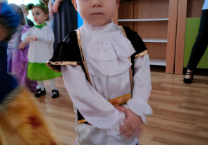 Mały Hordi z grupy 3,4-latki prezentuje się w stroju pirata.