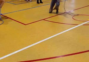 6-latki podczas rozgrywek sportowych na sali gimnastycznej.