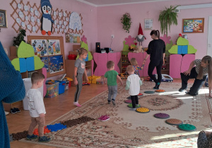 Dzieci bawią się w przedszkolnej sali.