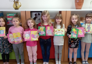 Dziewczynki z grupy Jagódki prezentują piękne, kolorowe karty świąteczne.