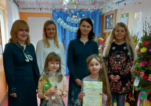 Pani wiceprezydent Małgorzata Kańska-Kipigroch oraz organizatorzy konkursu i dwie dziewczynki z naszego przedszkola, które trzymają nagrody za zdobycie II miejsca w konkursie.