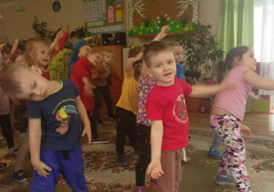 Przedszkolaki stoją w rozsypce i próbują tańczyć hip-hop.