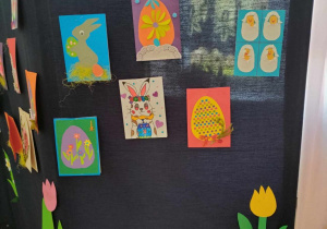 Galeria wielkanocnych, kolorowych kart wykonanych przez dzieci z Wilna.