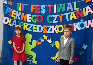 Oliwka i Leon na tle napisu III Festiwal Pięknego Czytania dla Przedszkolaków.